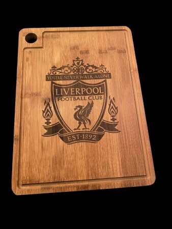 Gravert skjærefjøl med Liverpool fotballogo